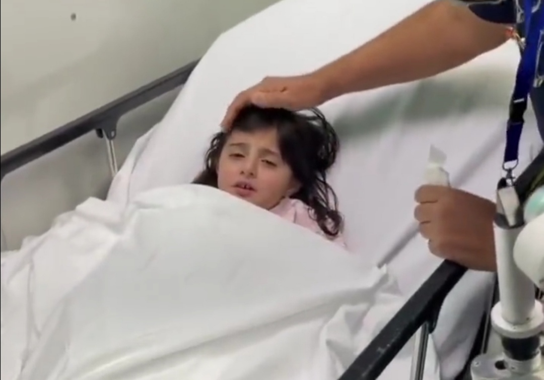 شاهد ردة فعل طفلة سورية تبصر بعد 6 سنوات من العمى