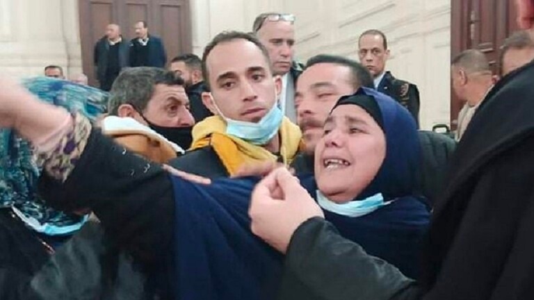 "يا سفاحين خذتوا العروسة مني"...مصر: شاهد انهيار وصراخ والدة فتاة المول داخل المحكمة