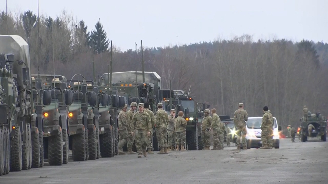 شاهد .. قوات أميركية ودبابات ومعدات تتجه نحو حدود أوكرانيا