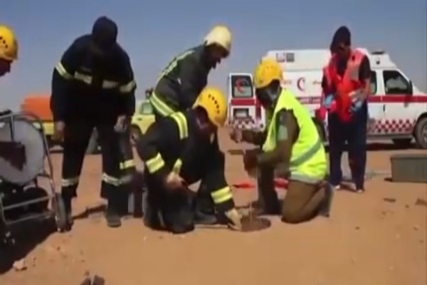 شاهد: فيديو قديم لعملية إنقاذ الدفاع المدني السعودي لعامل سقط في بئر عميقة